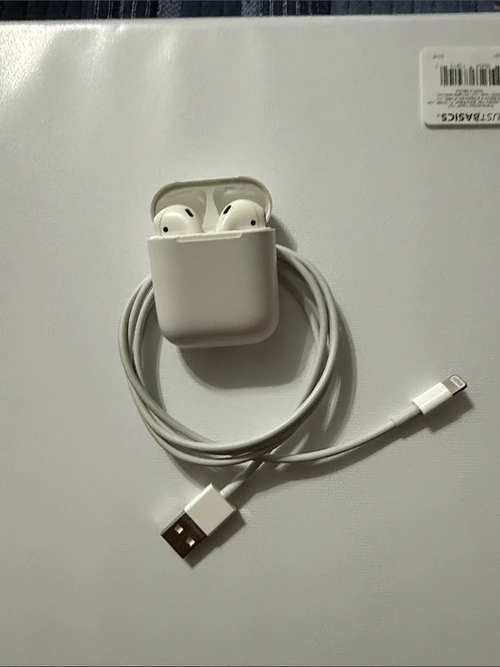 Apple White Earbuds with Charging Case and Lightning Cable model A2031 see descr